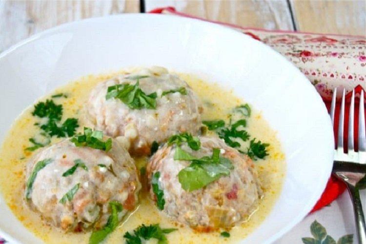 Тефтели из мяса и гречки, тушенные в сметане
