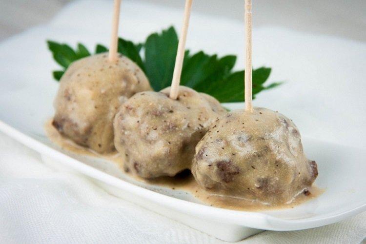 Тефтели из мяса и капусты, тушенные в сметанном соусе