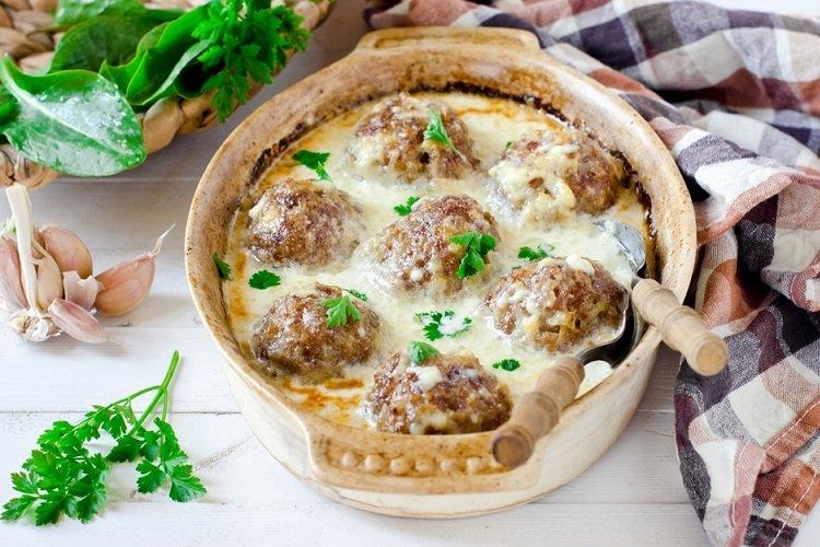 Тефтели со сметанным соусом в горшочках