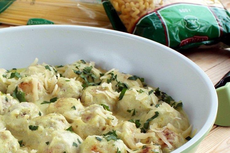 Тефтели с сыром в сметанном соусе