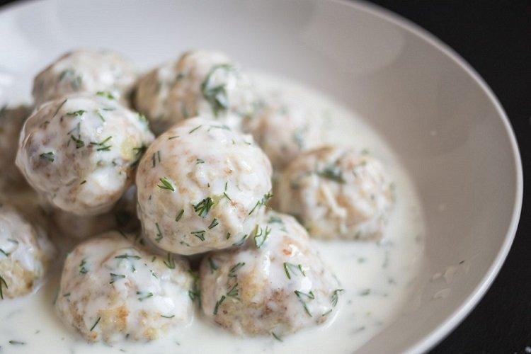 Тефтели с твердым сыром, тушенные в сметанном соусе