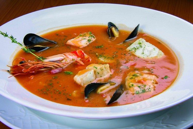 Уха с семгой, креветками и мидиями