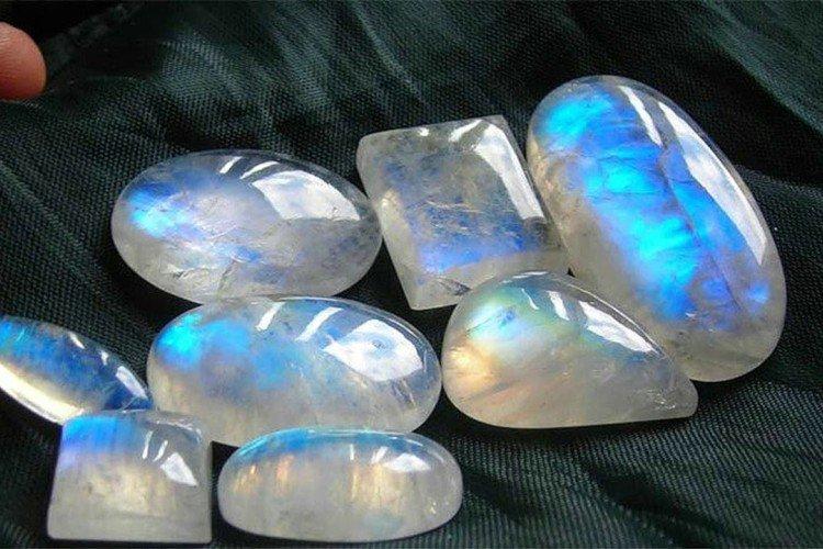 Лунный камень