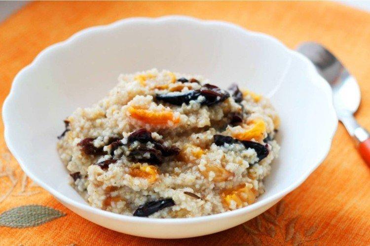 Ячневая каша с сухофруктами
