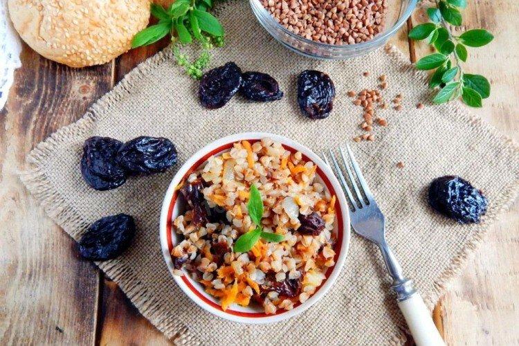 Гречневая каша с сухофруктами