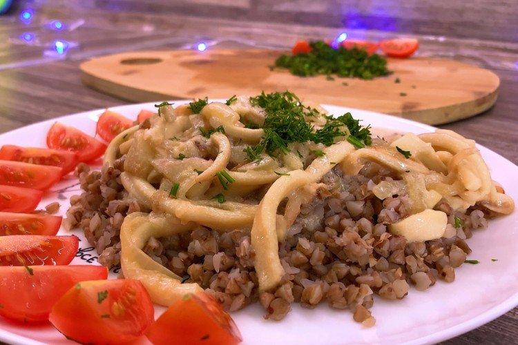 Гречневая каша с кальмарами