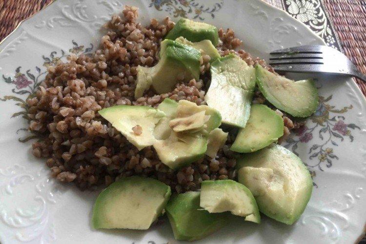 Гречневая каша с авокадо