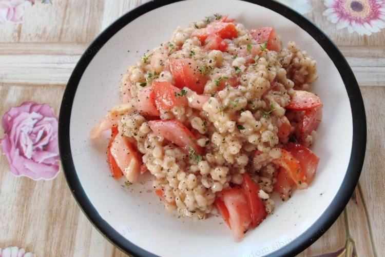 Перловая каша с помидорами