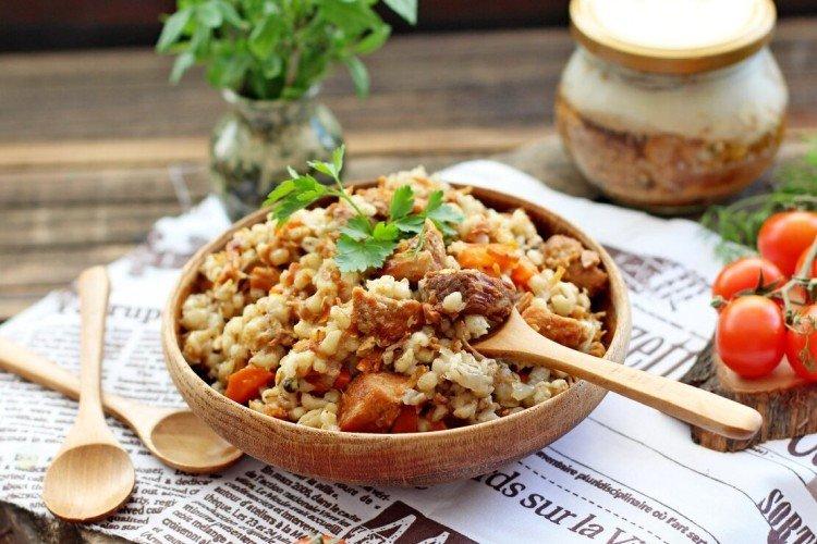 Каша с перловкой и тушенкой