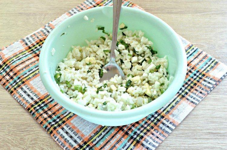 С рисом, яйцами и луком
