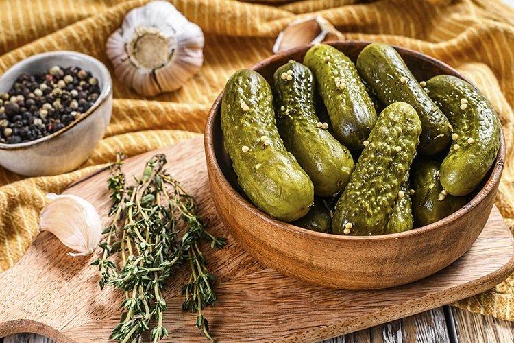 Малосольные огурцы с кориандром и тархуном