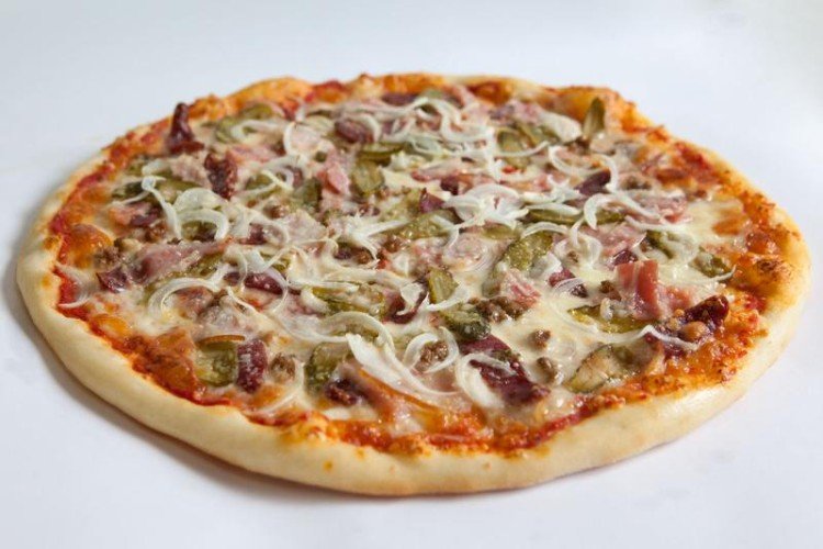 С фаршем, луком, беконом и солеными огурцами