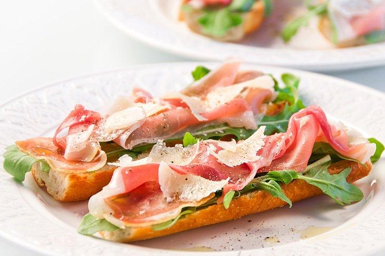 Брускетта с беконом