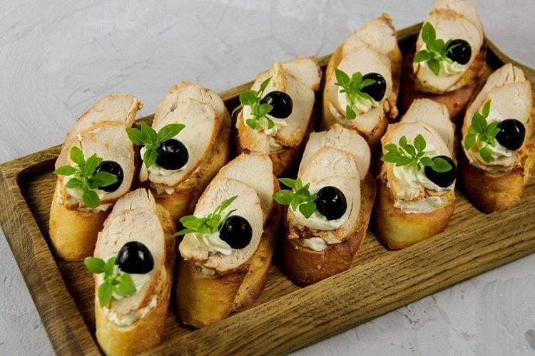 Брускетта с индейкой,соусом песто и оливками