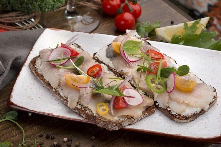 Брускетта с сельдью