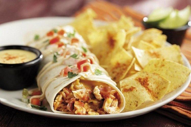 Буррито с курицей, омлетом и рисом