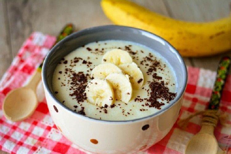 Молочная манная каша с шоколадом и бананом