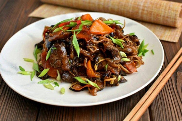 Теплый салат с баклажанами и говядиной