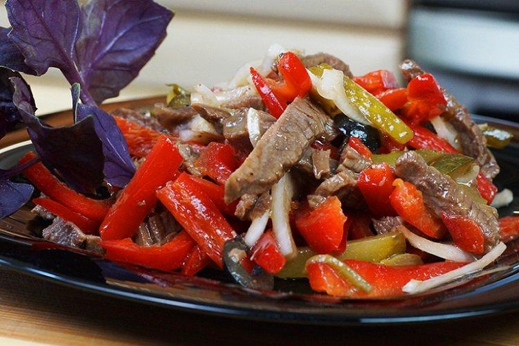 Салат с баклажанами, говядиной и солеными огурцами