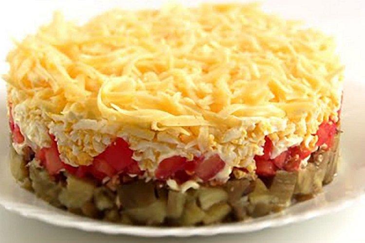 Слоеный салат из баклажанов и сыра