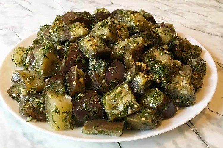 Простой салат из баклажанов с чесноком