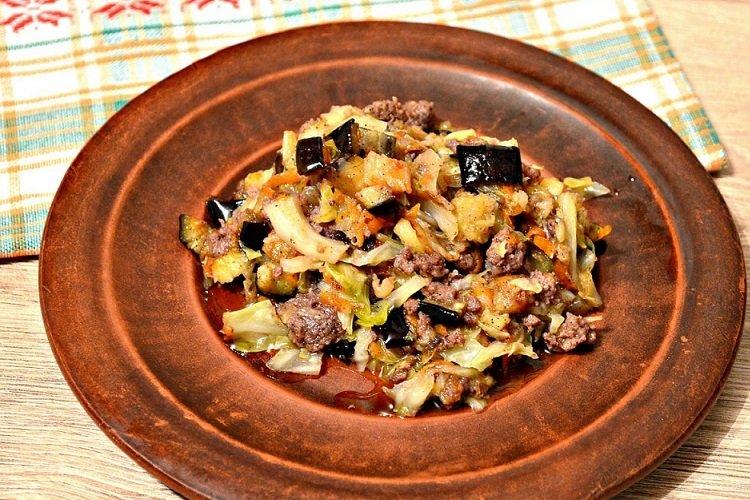Капуста, тушенная с фаршем и овощами