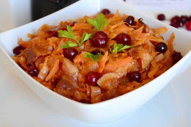 Тушеная капуста с яблоками и клюквой