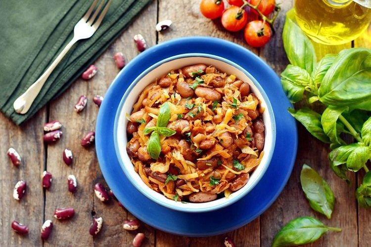 Капуста, тушенная с фасолью