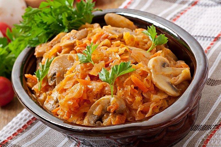 Тушеная капуста с шампиньонами