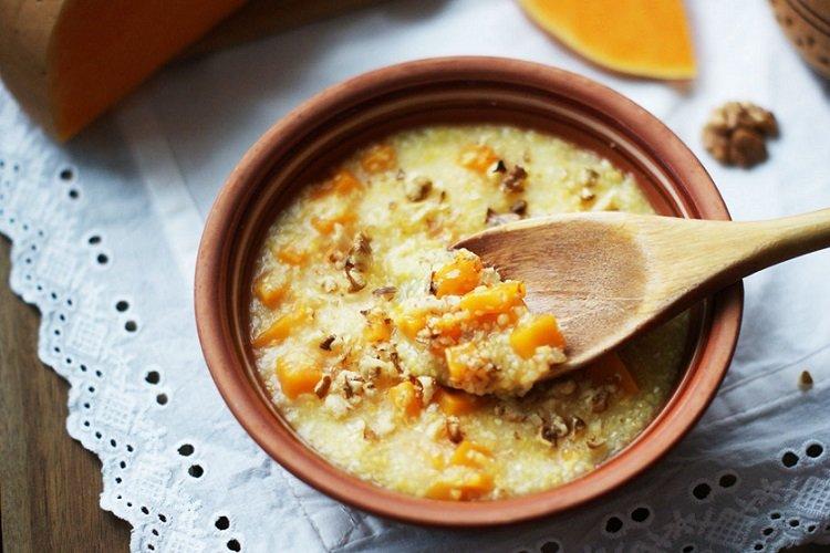 Кукурузная каша с тыквой и грецкими орехами