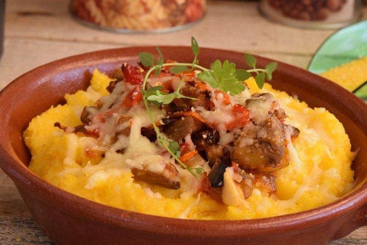 Кукурузная каша с баклажанами и сыром