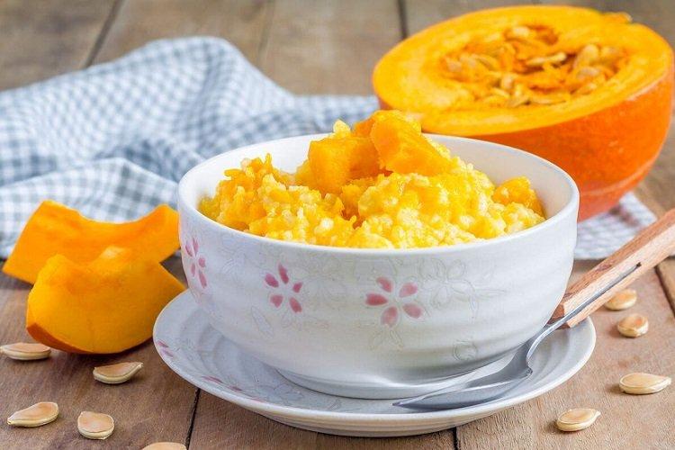 Кукурузная каша с тыквой и яблоками