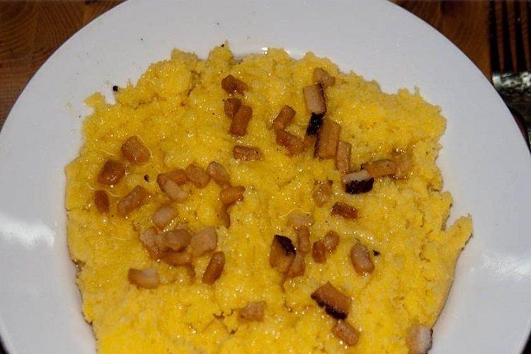 Кукурузная каша со шкварками