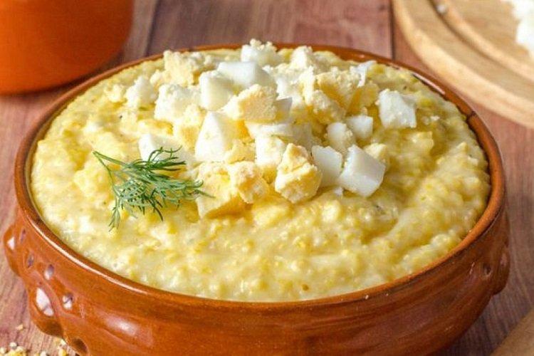 Кукурузная каша с яйцом и плавленым сыром