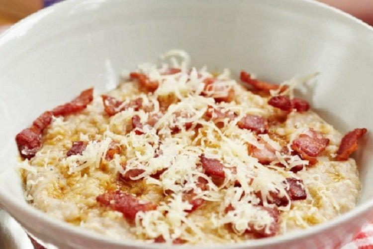 Овсяная каша с беконом и сыром