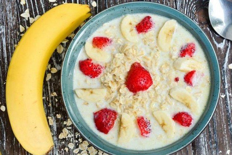 Каша из овсянки с клубникой и бананом