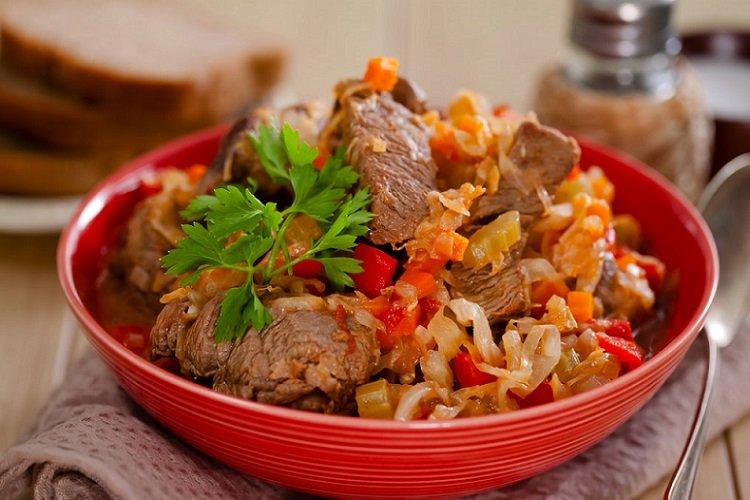 Тушеная говядина с капустой