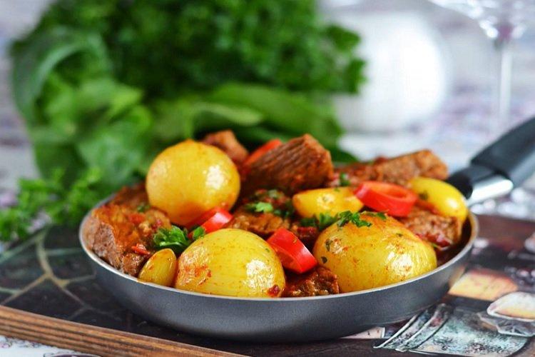 Тушеная говядина с целым луком