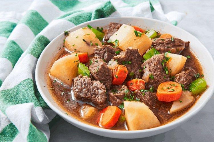 Говядина, тушенная с овощами