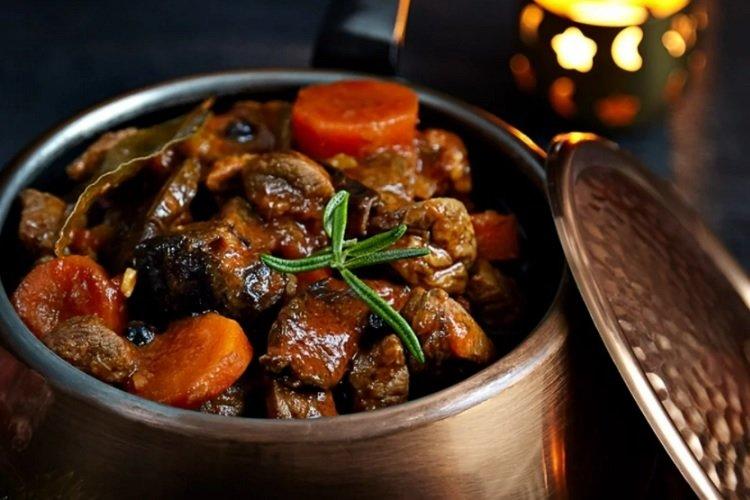 Тушеная говядина с шампиньонами