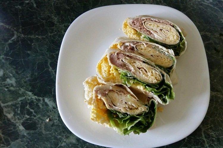 Лаваш с начинкой из печени трески и плавленого сыра