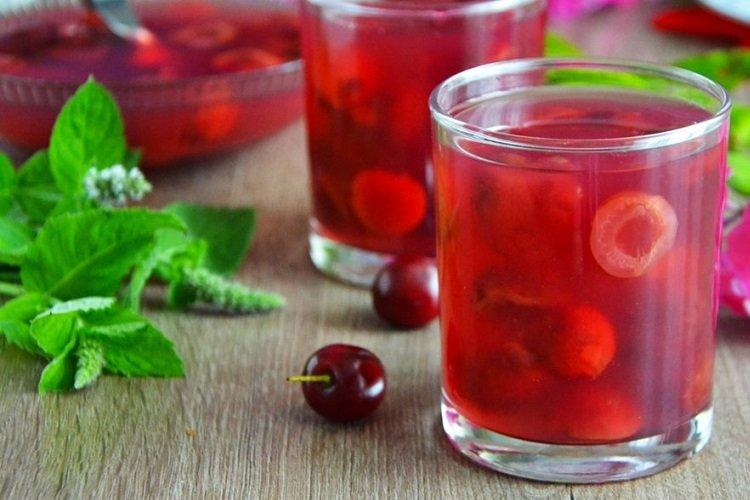 Компот из ревеня и вишни