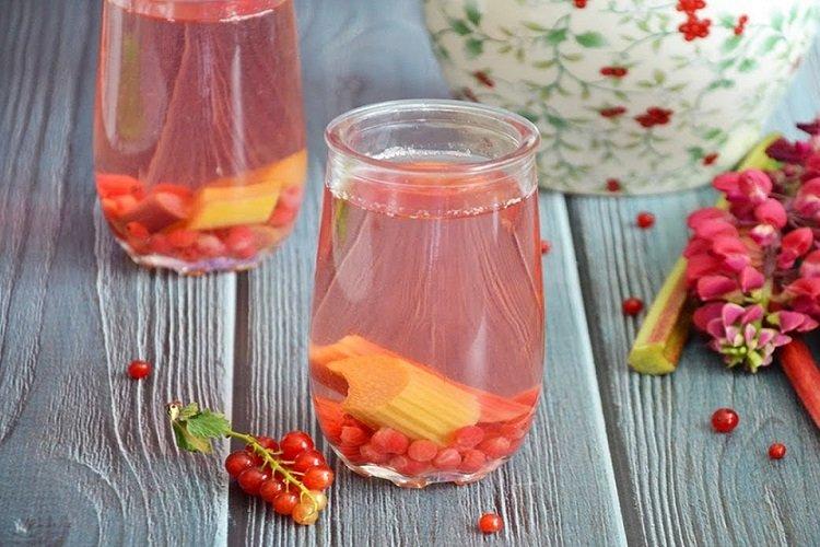 Компот из ревеня и смородины