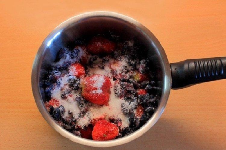 Варенье из жимолости и клубники