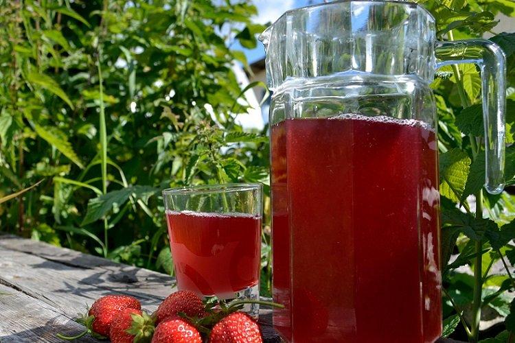 Компот из клубники с листьями малины и смородины