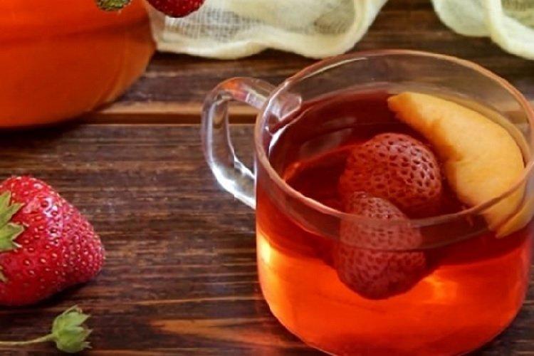 Компот с клубникой и персиками