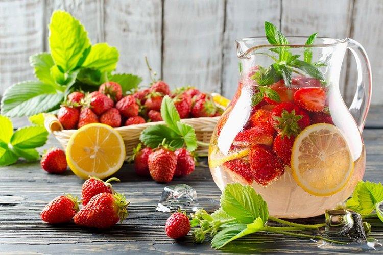 Компот из клубники, мяты и лимона