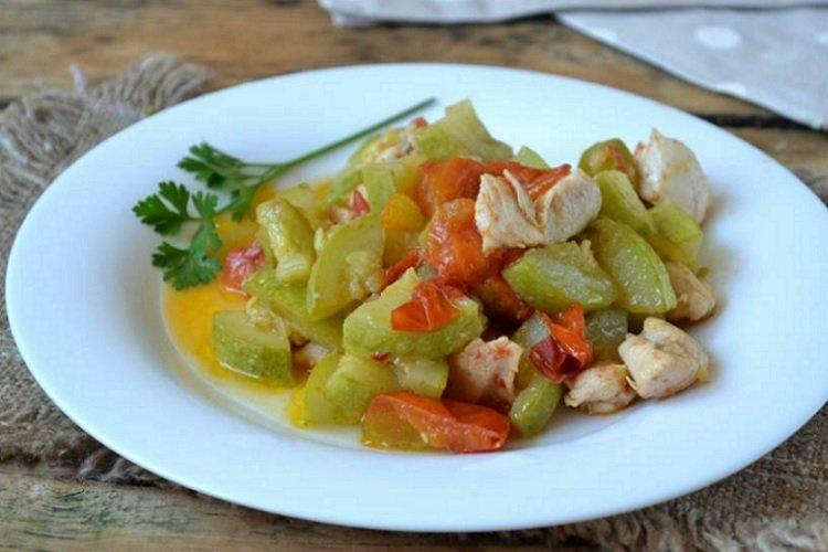 Тушеные кабачки с курицей
