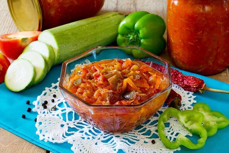 Кабачки, тушенные со свининой и овощами в сладком соусе