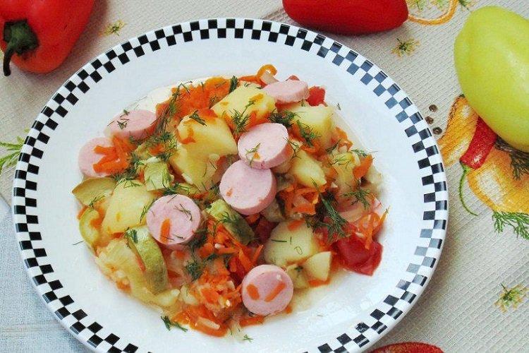 Тушеные кабачки с картошкой и сосисками